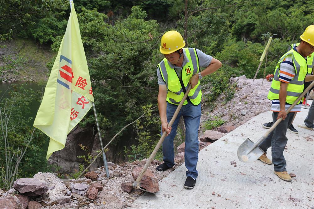 福建晋恒建设工程有限公司前往钱园桥大队堑上村抢险救灾