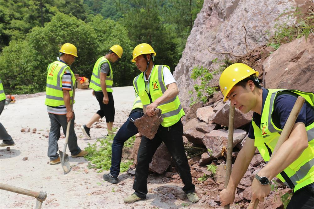 福建晋恒建设工程有限公司前往钱园桥大队堑上村抢险救灾