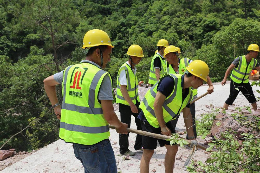 福建晋恒建设工程有限公司前往钱园桥大队堑上村抢险救灾