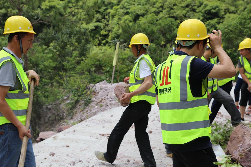 福建晋恒建设工程有限公司前往钱园桥大队堑上村抢险救灾