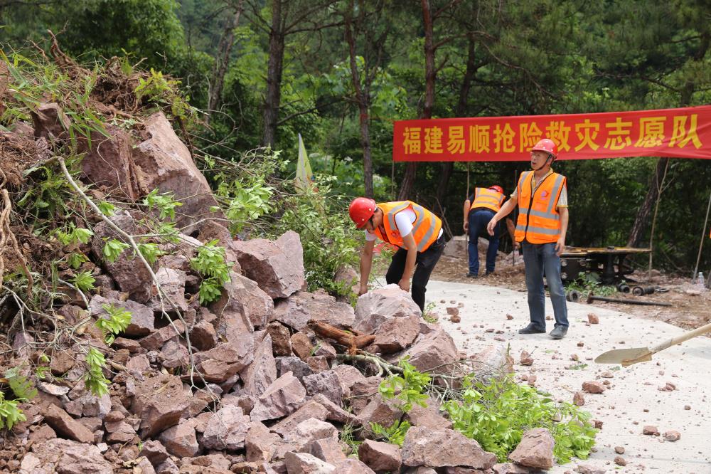 福建易顺建筑工程有限公司前往钱园桥大队堑上村抢险救灾