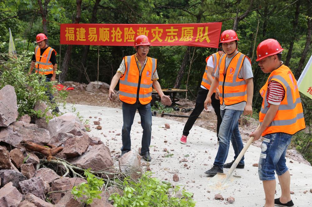 福建易顺建筑工程有限公司前往钱园桥大队堑上村抢险救灾