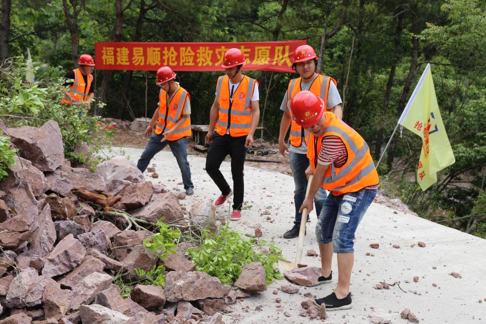 福建易顺建筑工程有限公司前往钱园桥大队堑上村抢险救灾