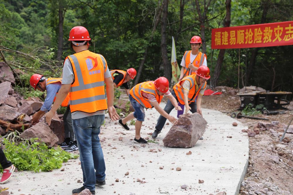 福建易顺建筑工程有限公司前往钱园桥大队堑上村抢险救灾