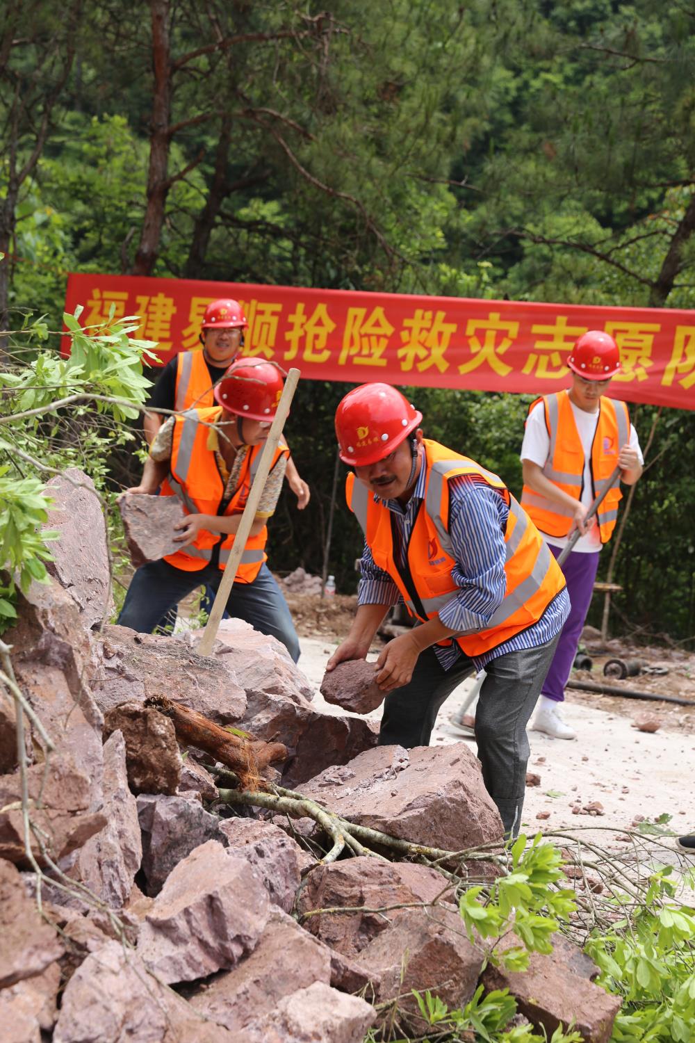 福建易顺建筑工程有限公司前往钱园桥大队堑上村抢险救灾