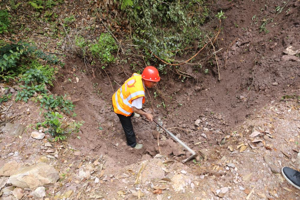 福建易顺建筑工程有限公司前往钱园桥大队堑上村抢险救灾