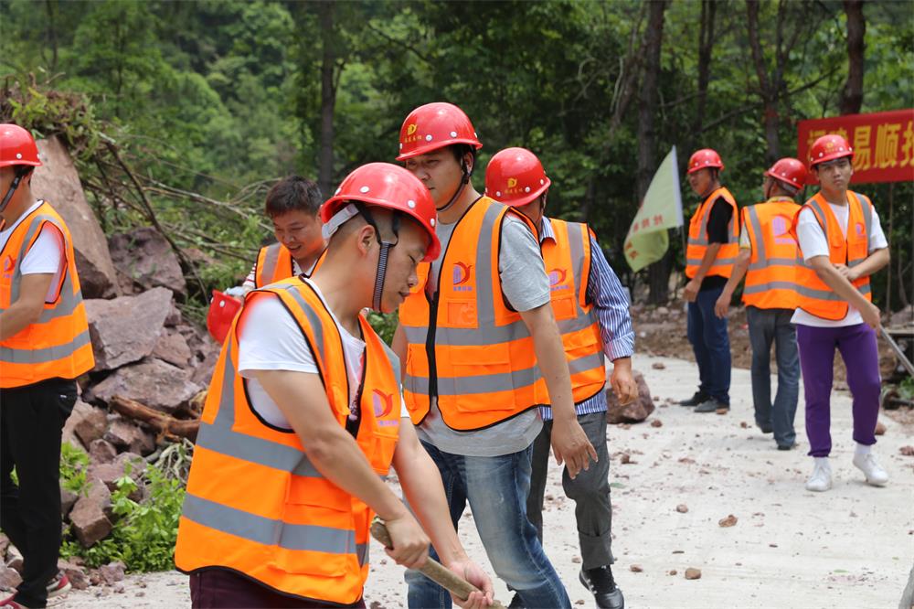 福建易顺建筑工程有限公司前往钱园桥大队堑上村抢险救灾