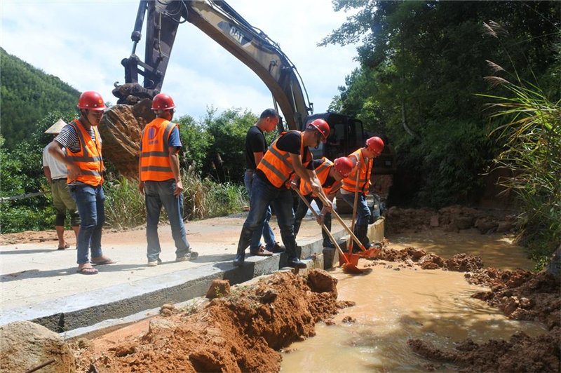 福建易顺建筑工程有限公司提供技术人员和设备帮助祖墩乡进行灾后重建