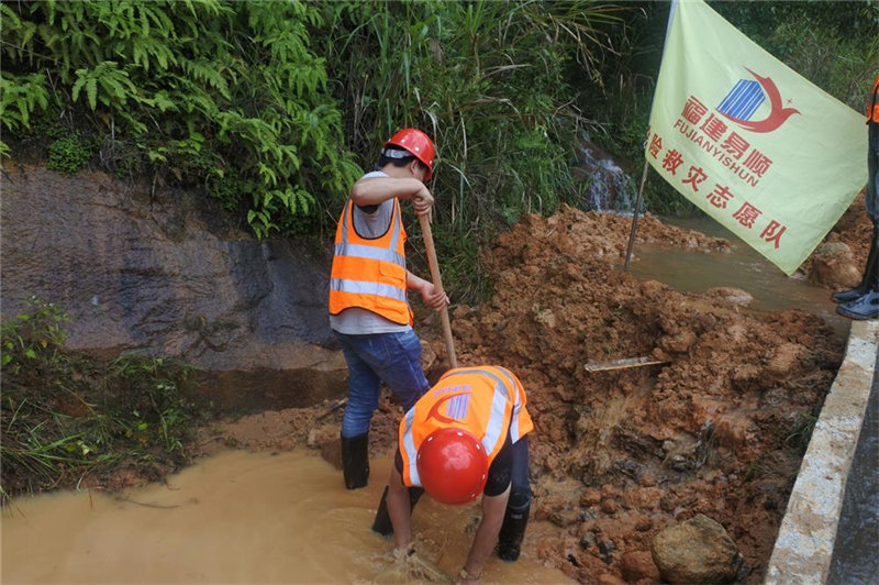 福建易顺建筑工程有限公司提供技术人员和设备帮助祖墩乡进行灾后重建