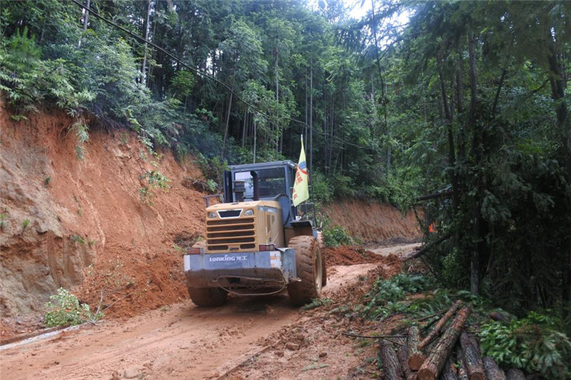 福建易顺建筑工程有限公司提供技术人员和设备帮助祖墩乡进行灾后重建