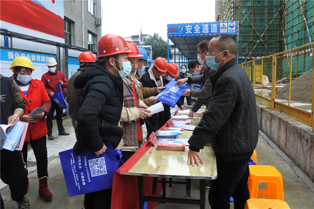 工农路农贸市场及安置房综合体项目部携手松溪县总工会、司法局联合开展农民工公益法律服务行动