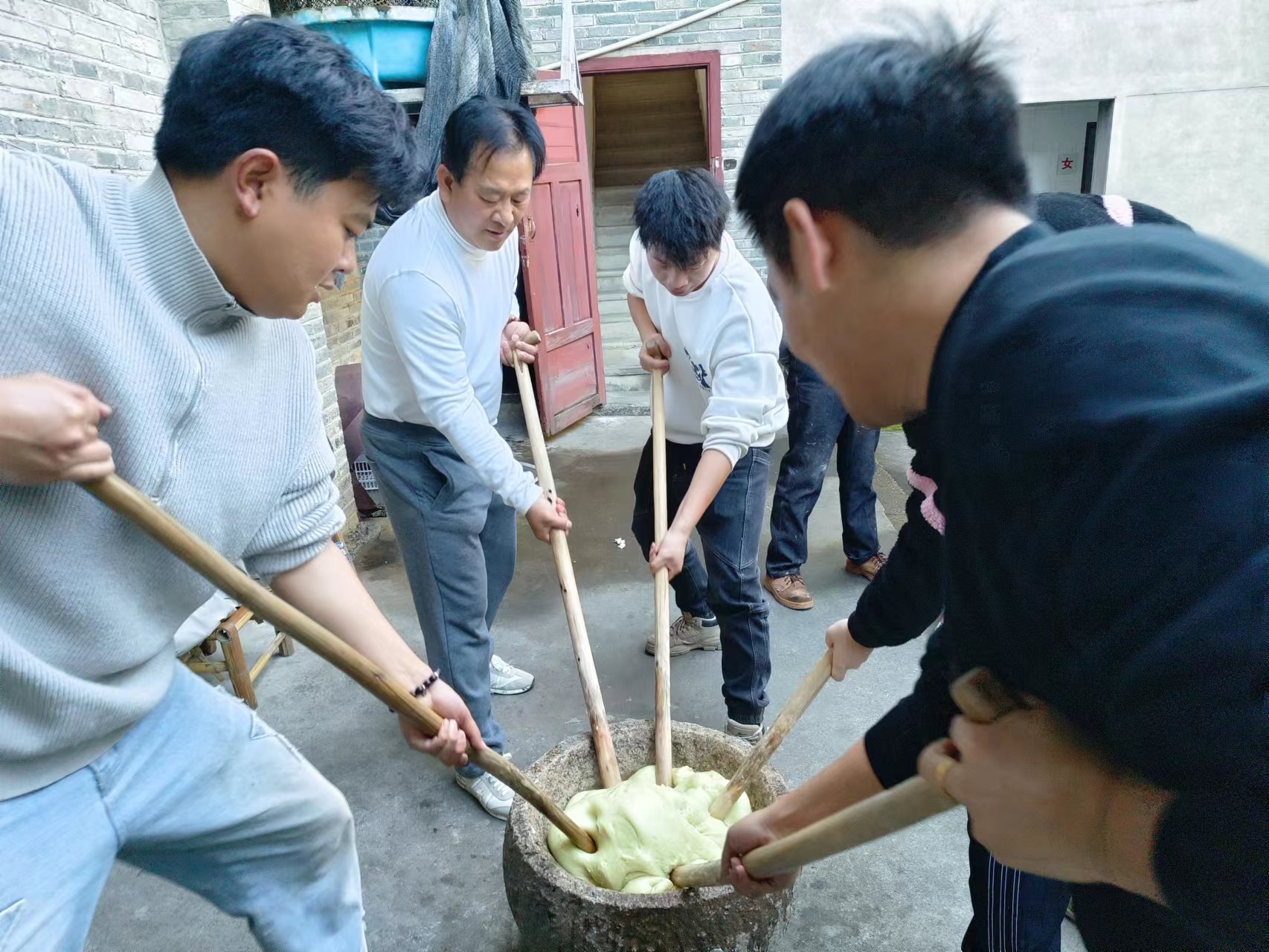 易顺建工集团：体验黄粿制作，传承传统文化