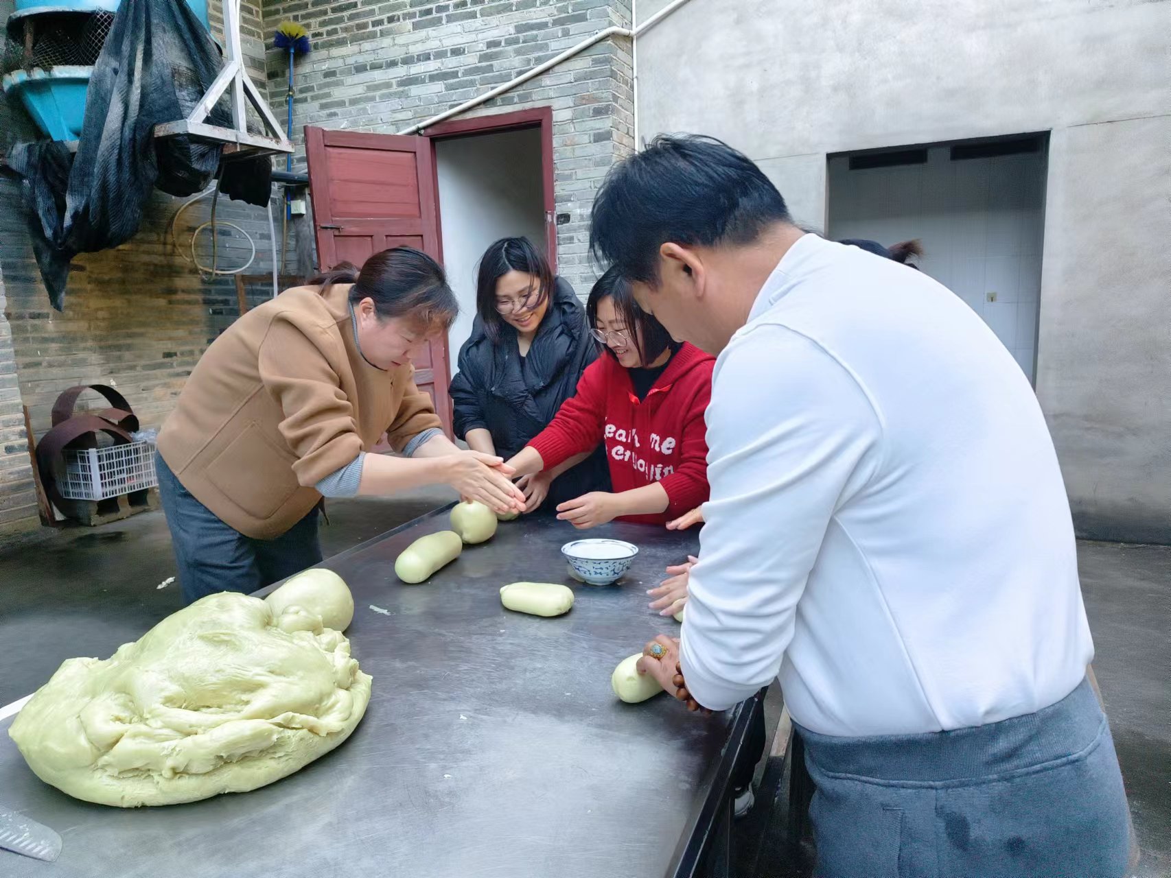 易顺建工集团：体验黄粿制作，传承传统文化