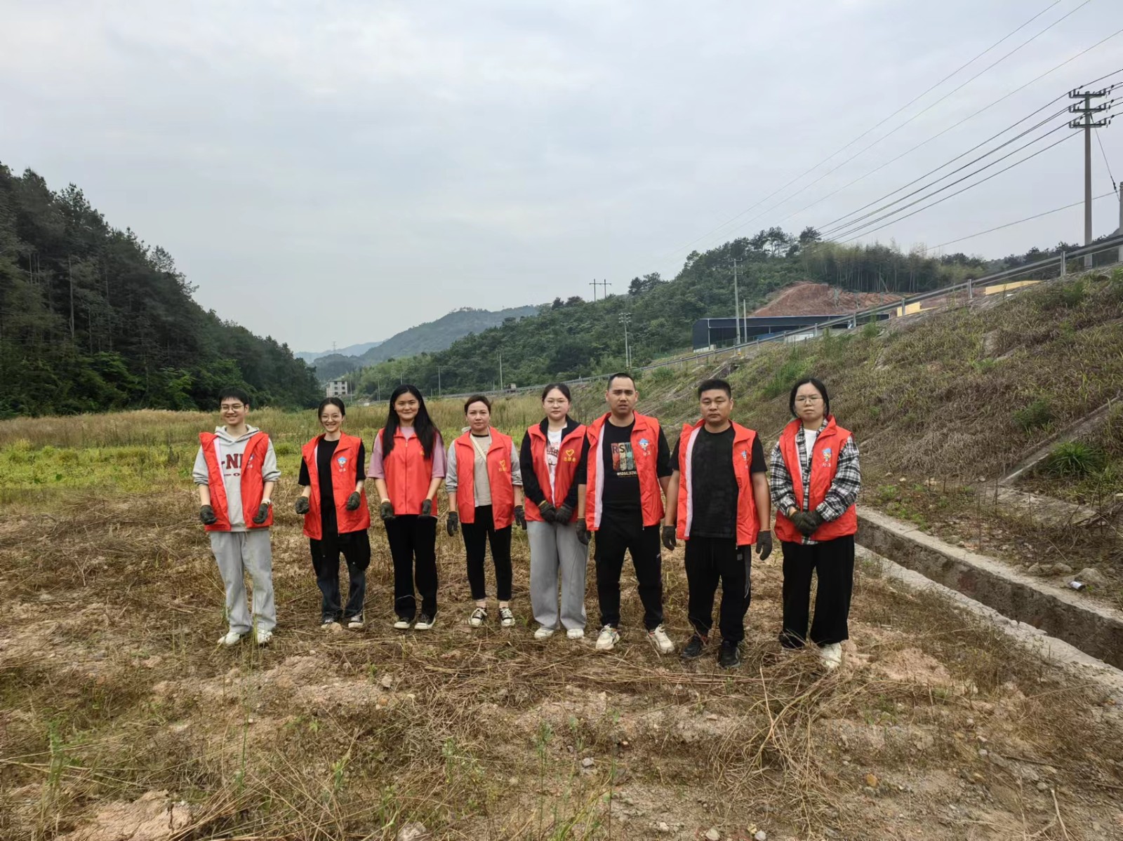 易顺建工集团有限公司入党积极分子参加南门村、钱园桥村撂荒地整治活动