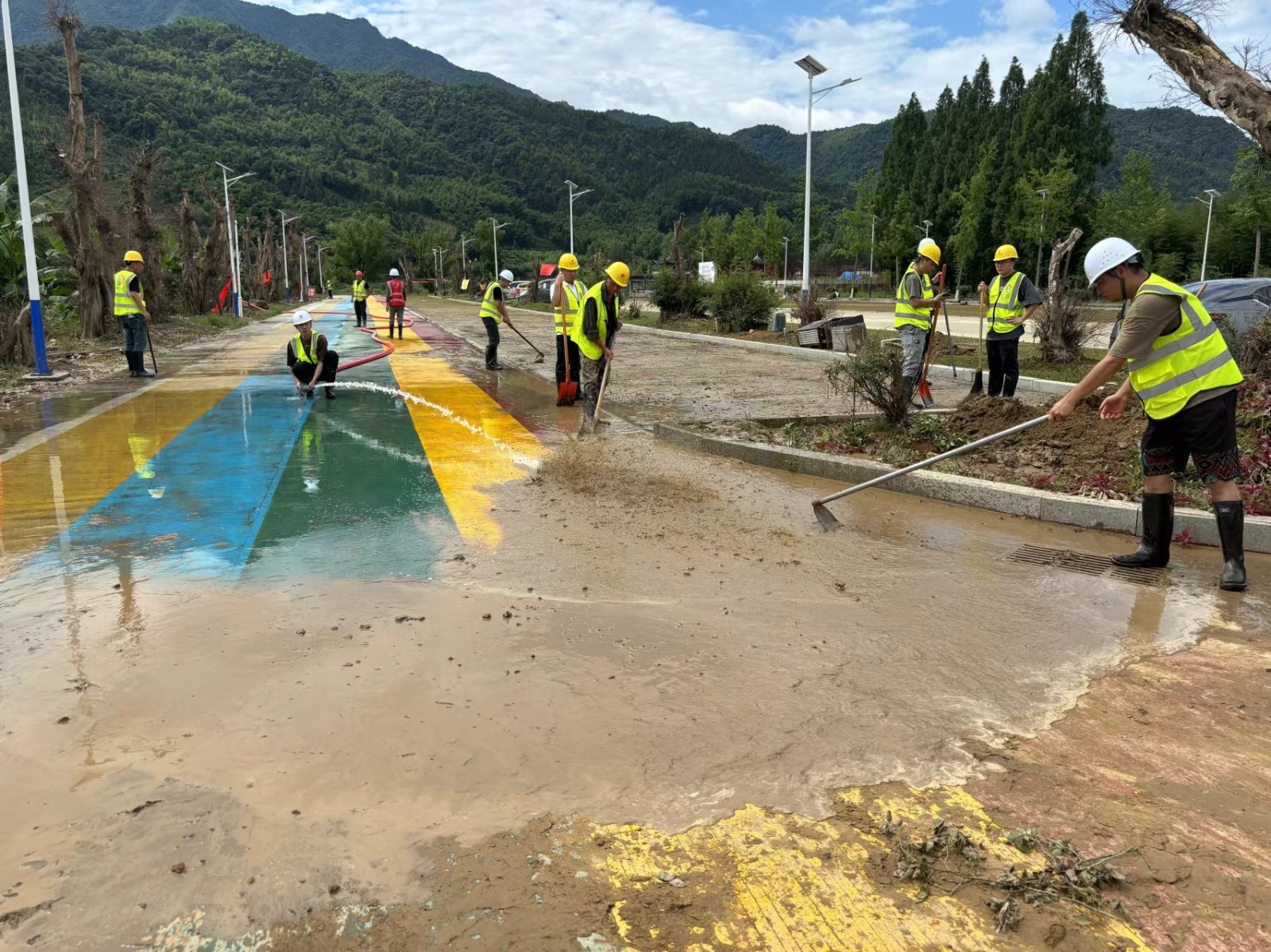 易顺建工集团有限公司总经理李晋恒率领广东子公司、厦门分公司负责人驰援梅口埠 助力灾后淤泥垃圾清理工作