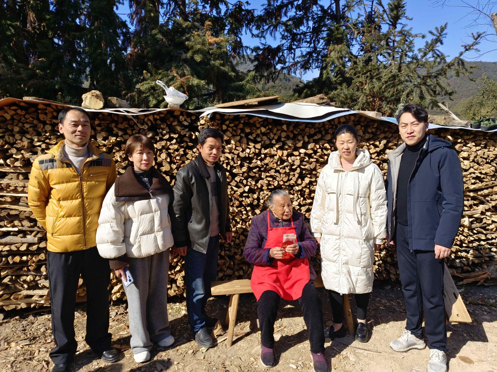 易顺建工集团“暖心行”——走访慰问老党员和生活困难群众