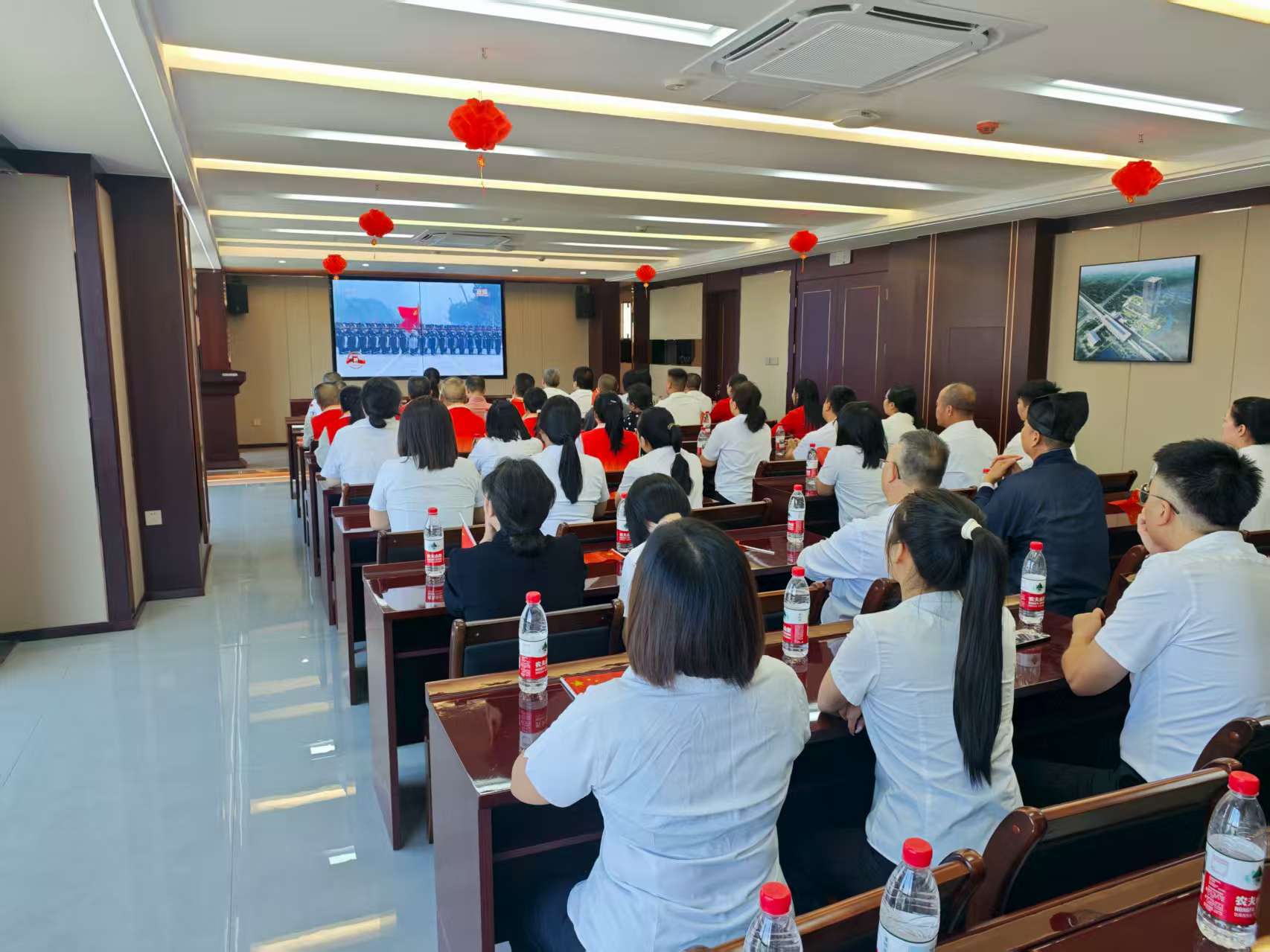 易顺建工集团有限公司联合松溪县委统战部机关集中集中观看纪念中国人民抗日战争暨世界反法西斯战争胜利80周年大会