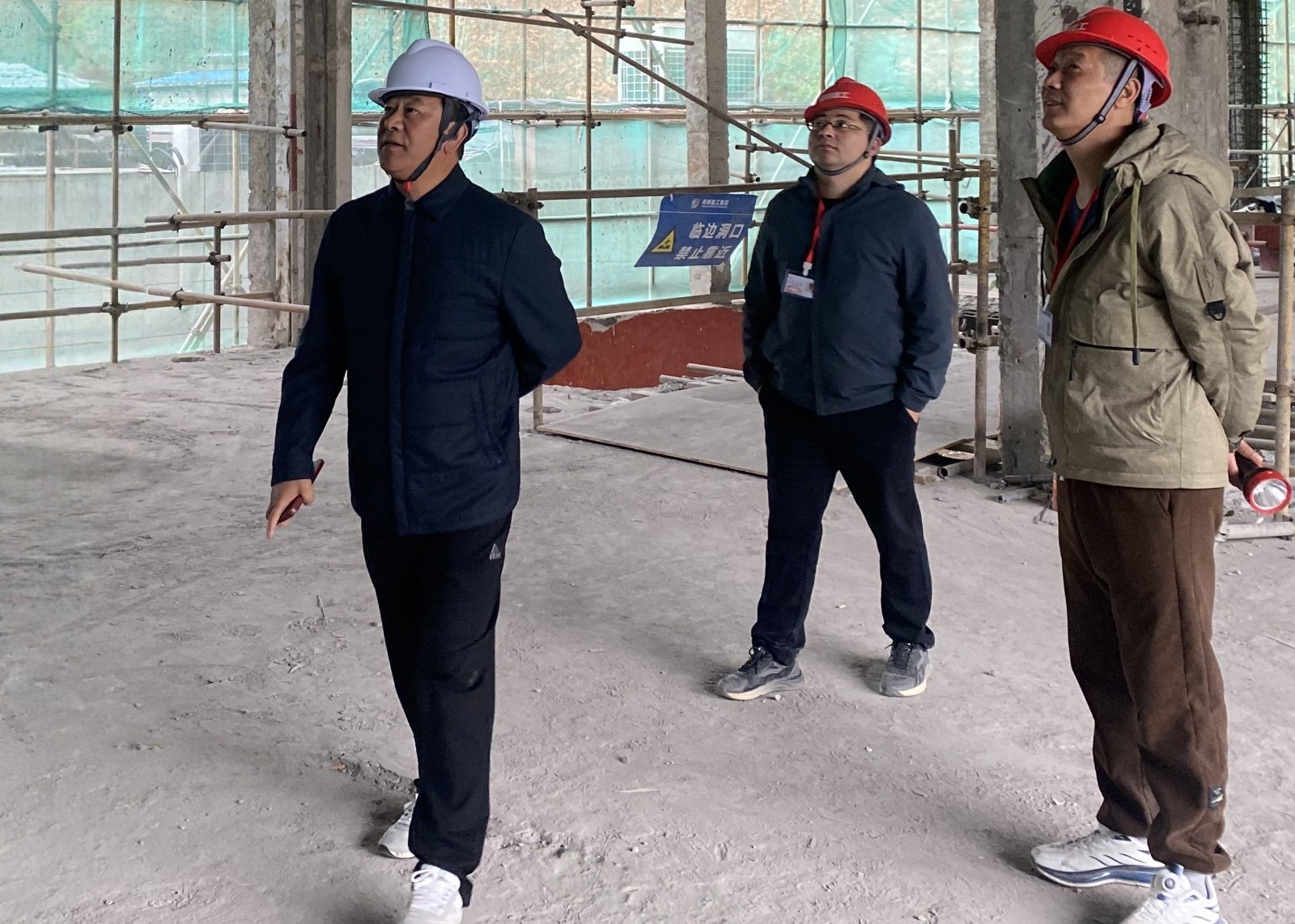 李易顺董事长带队视察浙江省军区杭州退休干部休养所改造工程 督导安全生产与质量管控