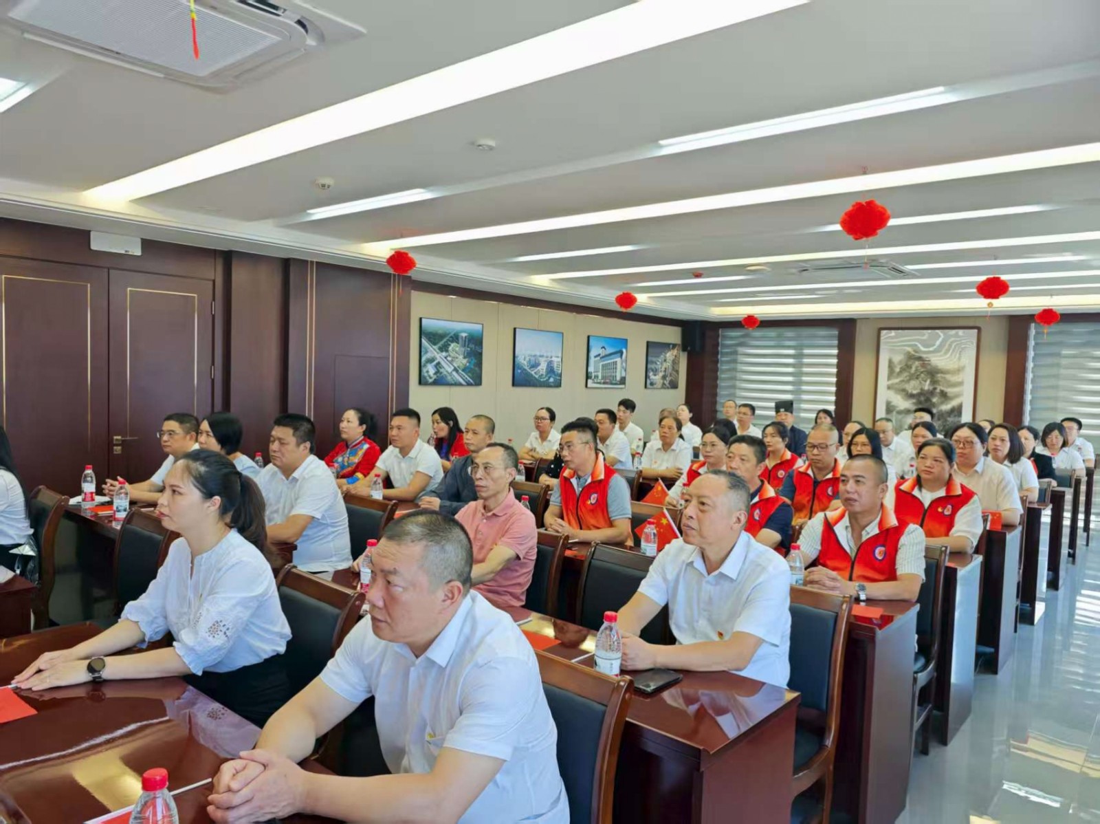 易顺建工集团有限公司联合松溪县委统战部机关集中集中观看纪念中国人民抗日战争暨世界反法西斯战争胜利80周年大会