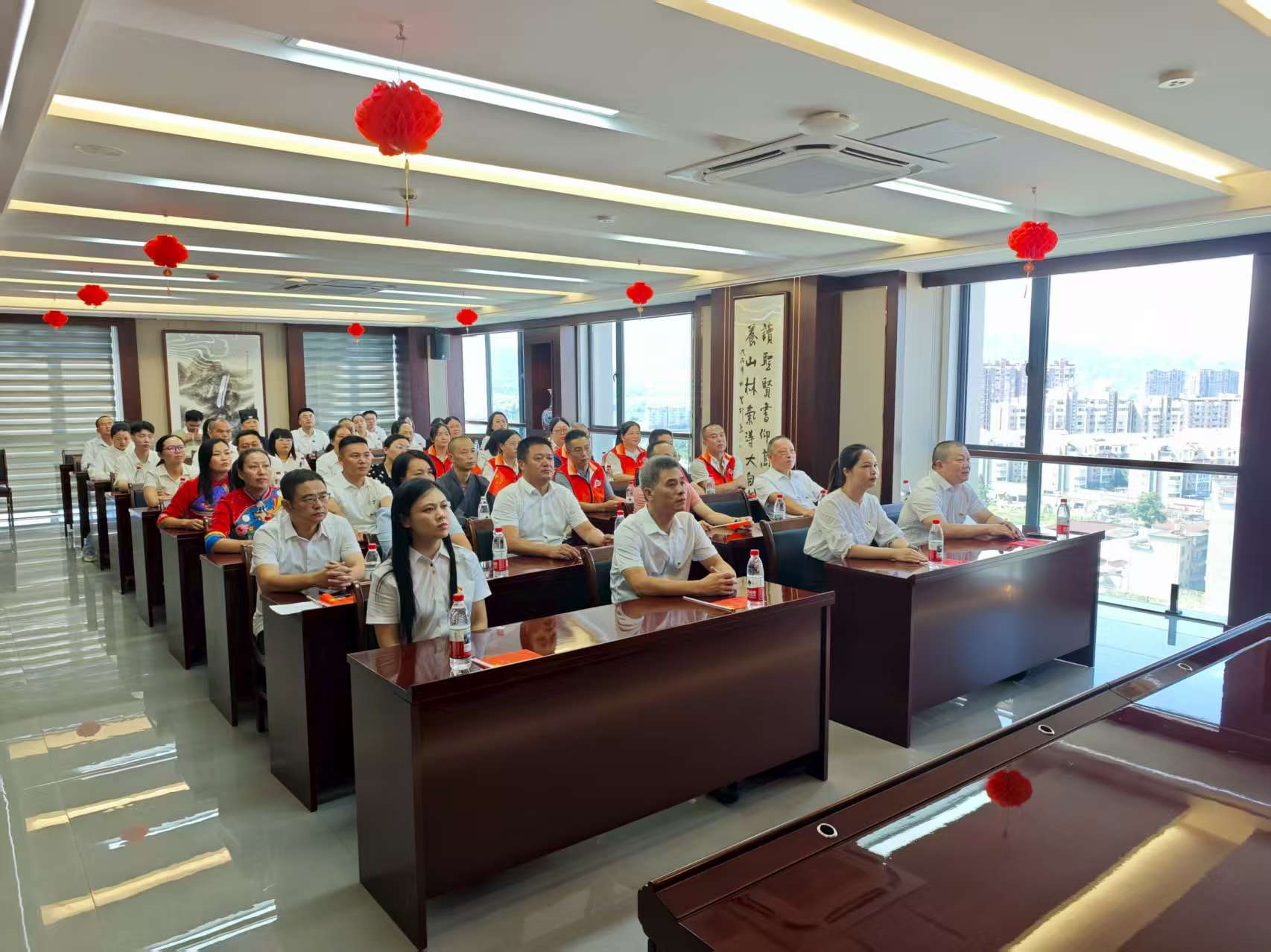 易顺建工集团有限公司联合松溪县委统战部机关集中集中观看纪念中国人民抗日战争暨世界反法西斯战争胜利80周年大会