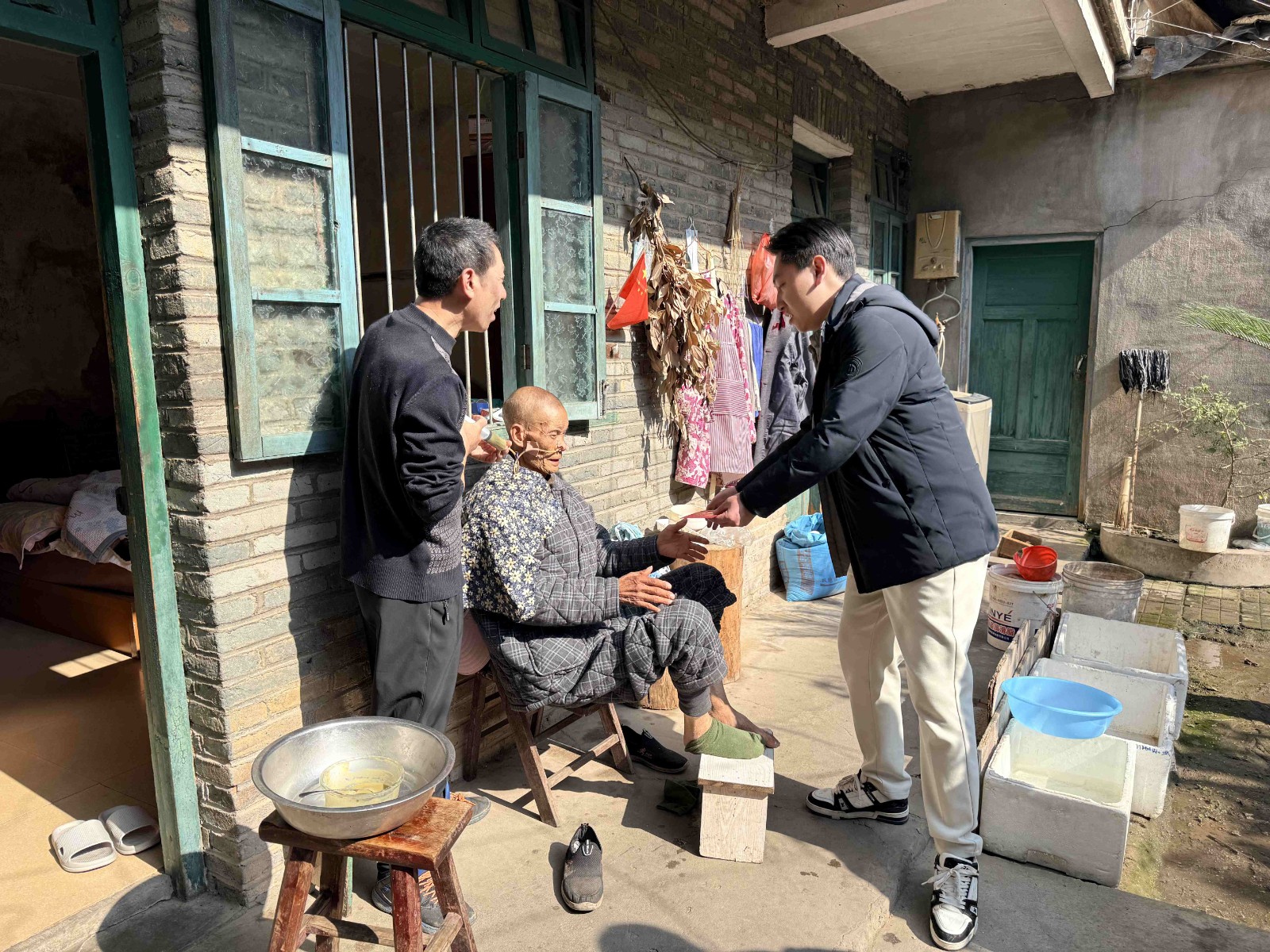 情暖寒冬,心系民生——易顺建工集团开展困难党员及群众慰问活动